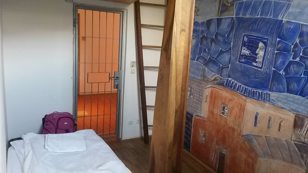 Um dos quartos do Hostel Celica