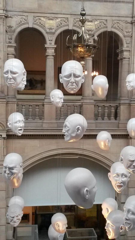 Achei demais essas carinhas no interior do museu.