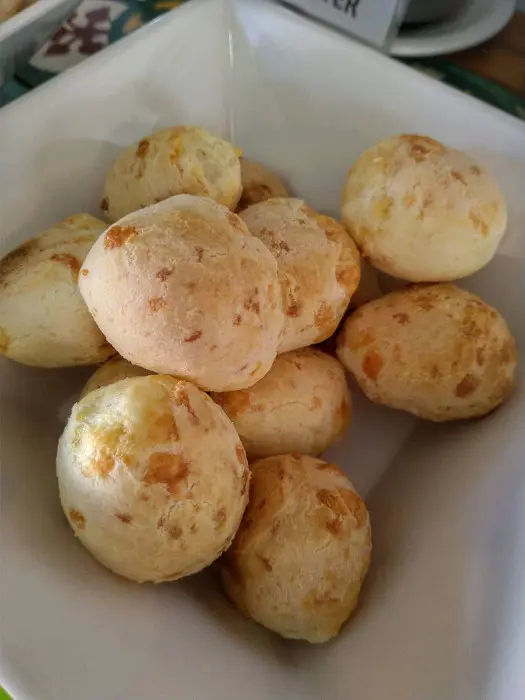 Tem pão de queijo no café da manhã da Pousada do Ó? Tem sim!