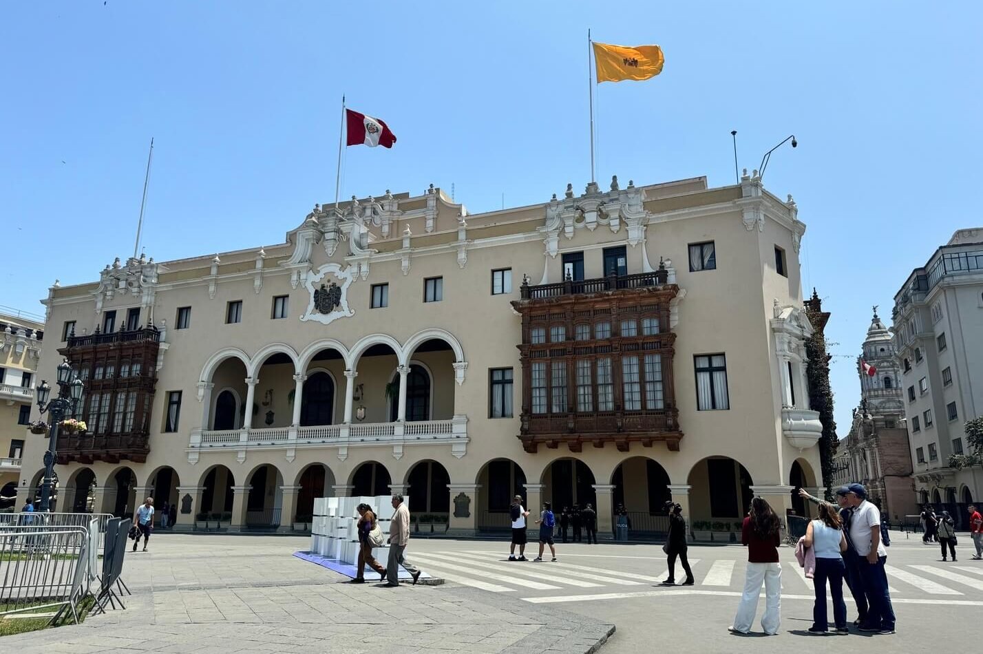 Grupo de turistas em tour guiado na Plaza Mayor de Lima em frente à Catedral e Palácio do Governo.